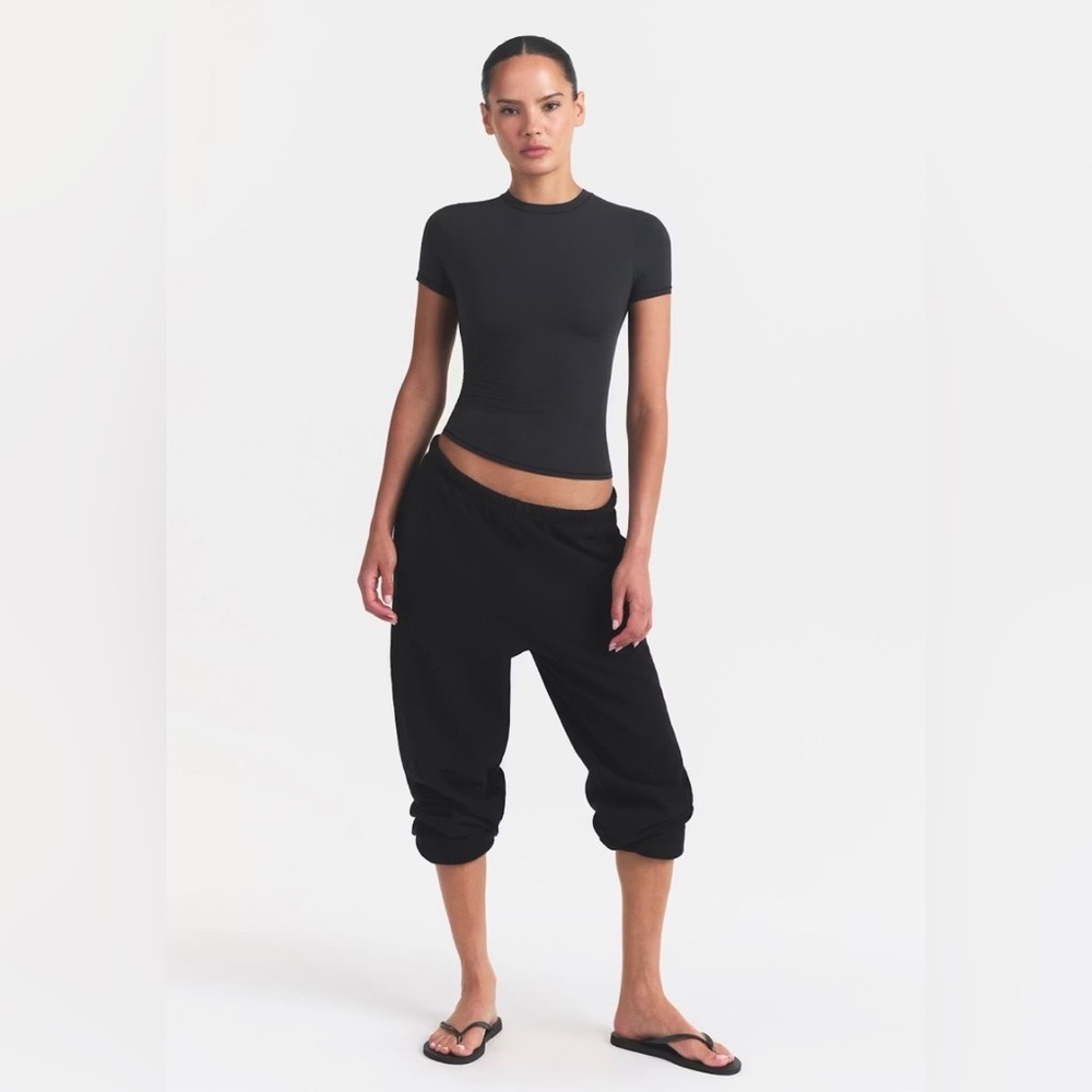 SKIMS Fits Everybody Black Onyx Short Sleeve Crewneck Tee
